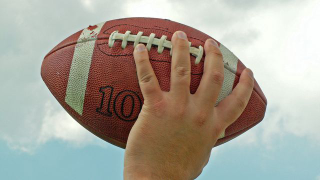 Illustration for article titled 7 Super Bowl Traditions From Around The Country